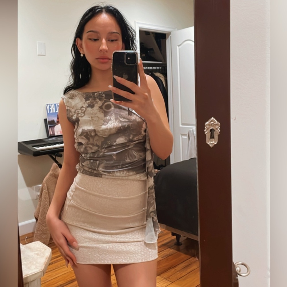 Sparkly cream mini skirt, size small but it can fit as a medium as well.